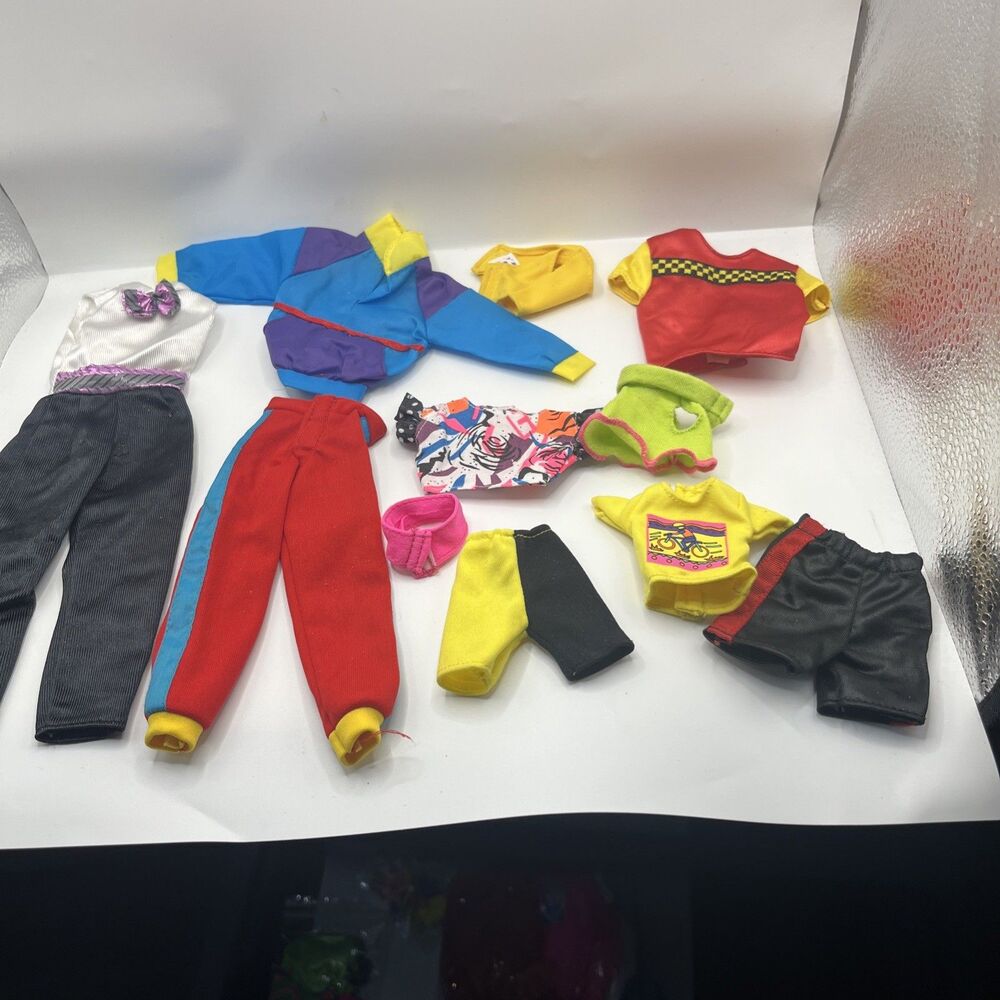 LOT OF VINTAGE KEN/ BARBIE CLOTHES (B1)